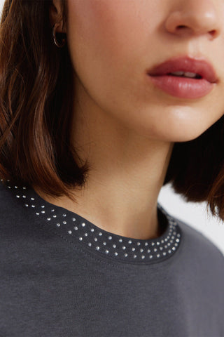 S/S Stud Collar T-Shirt.