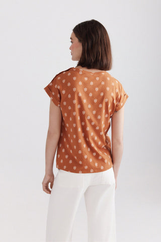 2.Oi26.T.B.Camiseta Aop Botón.