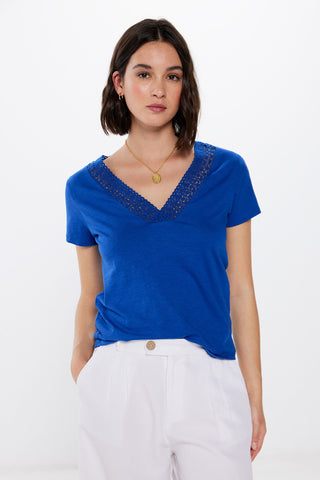 Camiseta Escote Pico con Crochet