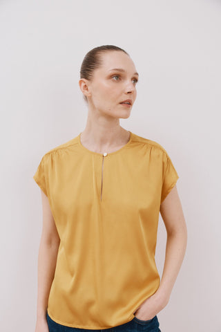 Blusa Manga Corta Satinada con Abertura