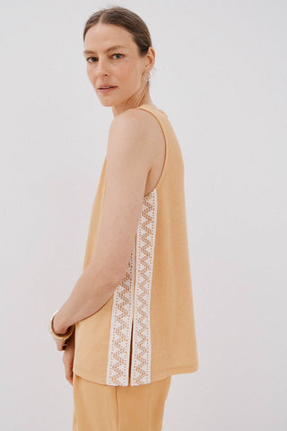 Blusa sin Mangas con Detalle de Encaje.