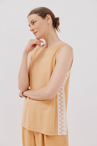 Blusa sin Mangas con Detalle de Encaje.