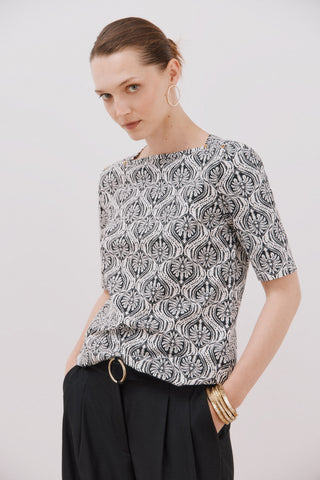 Camiseta Básica con Botones Metálicos