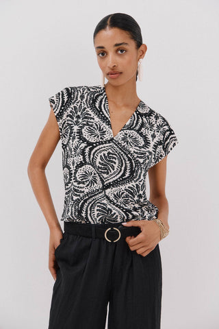 Camiseta Cuello V con Detalle Fruncido