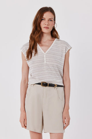 Camiseta Cuello V con Detalle Rayas