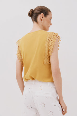 Camiseta Manga Corta con Crochet