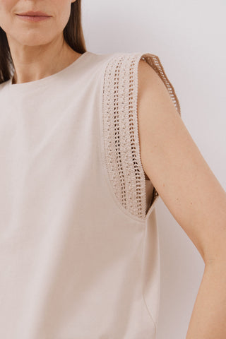 Camiseta Manga Corta con Detalle Crochet