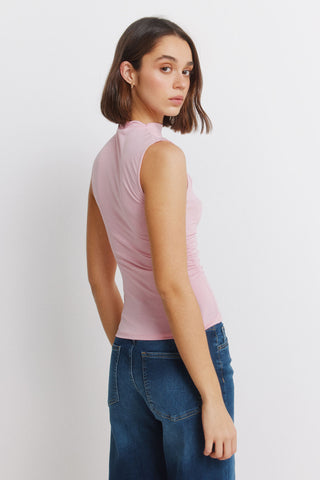 Camiseta Cuello Alto con Detalle Fruncido
