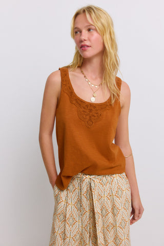 1.T./Gym.A.Camiseta Babero Crochet.