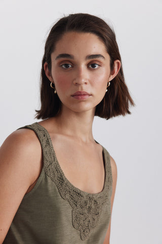 1.T./Gym.A.Camiseta Babero Crochet.