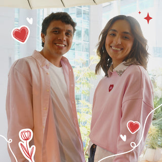 Pareja con matching outfits celebrando San Valentín juntos 