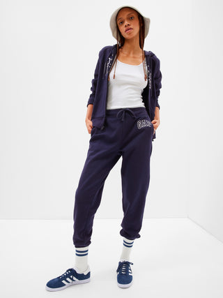 Joggers con logo de Gap.