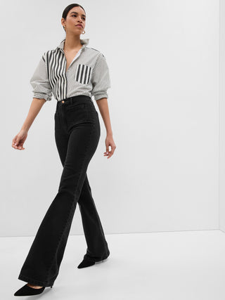Jeans Acampanados Talle Alto con Bolsillos.