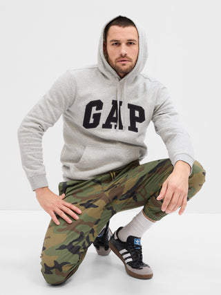 Sudadera con capucha y logo en arco de Gap.