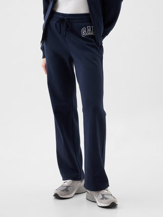 Pantalones deportivos rectos con logo de Gap.