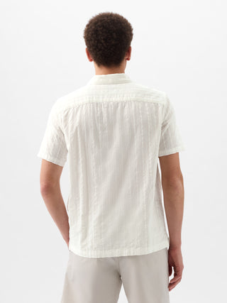 Camisa texturizada.
