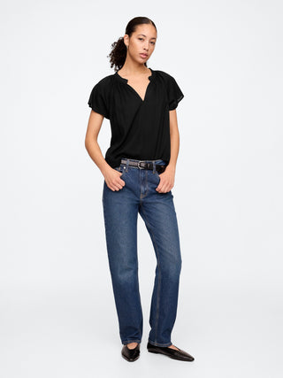 Top con mangas abullonadas y cuello dividido.