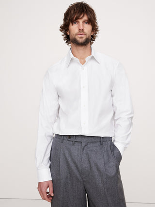 Camisa de vestir de corte estándar antiarrugas.