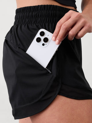 Pantalón corto de malla Racer Run de talle medio de 4".