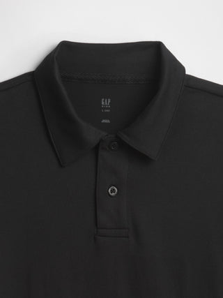 Polo de alto rendimiento reciclado GapFit para niños.
