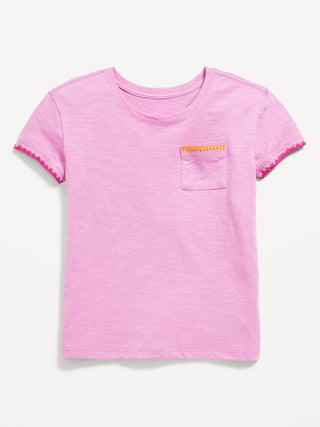 Camiseta de bolsillo de puntada más suave para niñas.