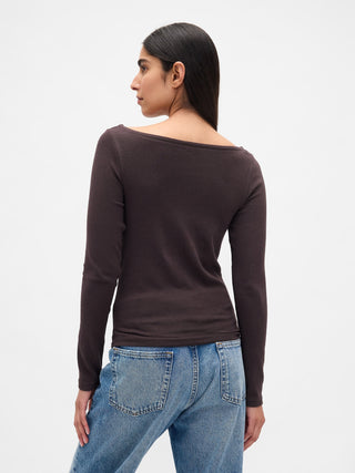 Camiseta moderna con cuello barco.
