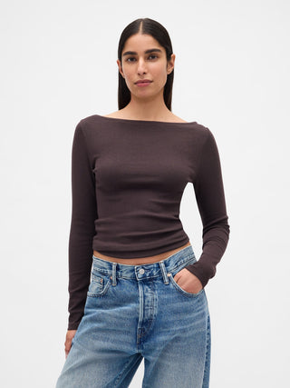 Camiseta moderna con cuello barco.