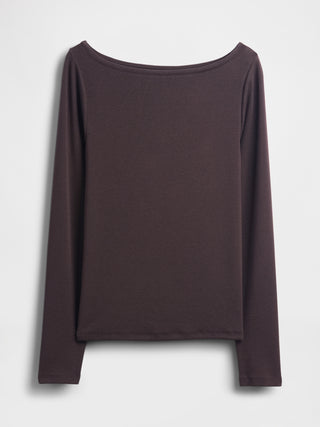 Camiseta moderna con cuello barco.