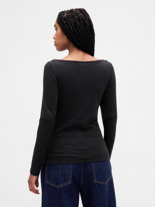 Camiseta moderna con cuello barco.