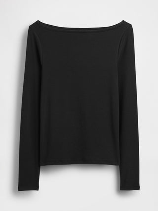 Camiseta moderna con cuello barco.