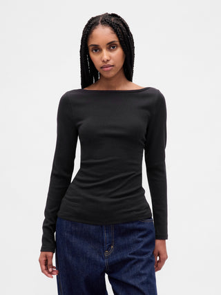 Camiseta moderna con cuello barco.