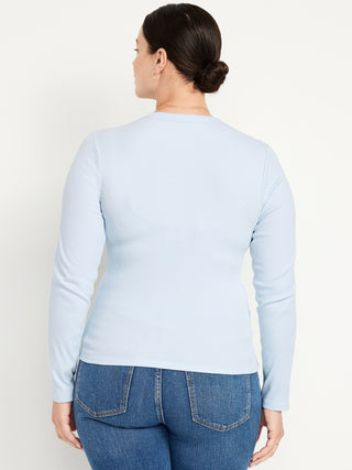 Camiseta ajustada de manga larga y cuello redondo.