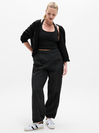 Pantalón Deportivo Talle Medio Detalle Abertura