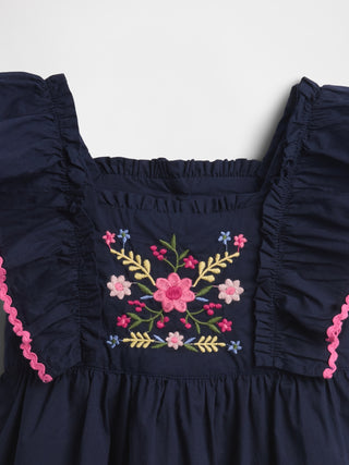Vestido con mangas onduladas para bebés y niños pequeños.