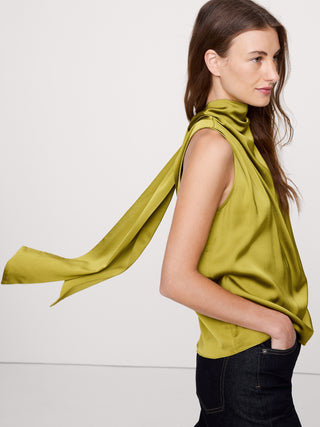 Blusa Cuello Alto con Detalle Pañuelo