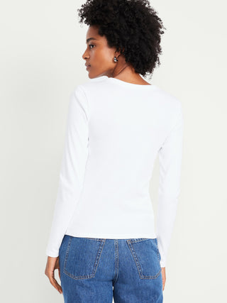 Camiseta ajustada de manga larga y cuello redondo.