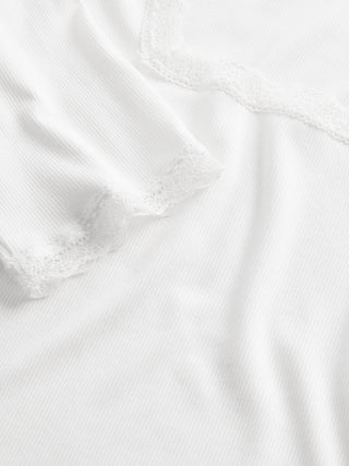 Camiseta Cuello Cuadrado con Detalle Encaje