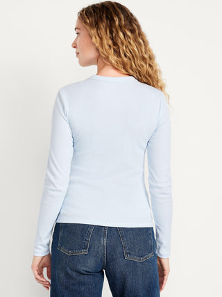 Camiseta ajustada de manga larga y cuello redondo.