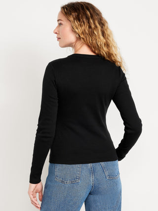 Camiseta ajustada de manga larga y cuello redondo.