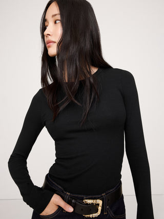 Camiseta de canalé con cuello redondo.
