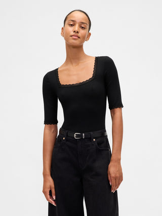 Camiseta Cuello Cuadrado con Detalle Encaje