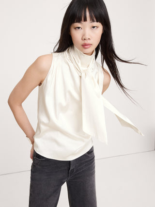 Blusa Cuello Alto con Detalle Pañuelo