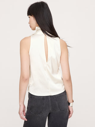 Blusa Cuello Alto con Detalle Pañuelo