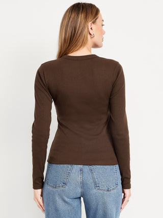 Camiseta ajustada de manga larga y cuello redondo.