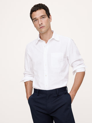 Camisa de vestir de corte estándar antiarrugas.