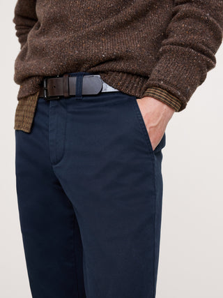 Chinos ajustados y desgastados.