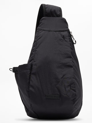 Bolso bandolera con escudo.
