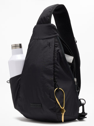 Bolso bandolera con escudo.