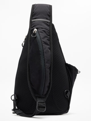 Bolso bandolera con escudo.