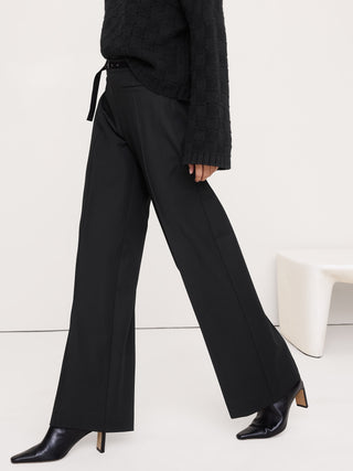 Pantalón elástico urbano de pierna ancha y talle medio.